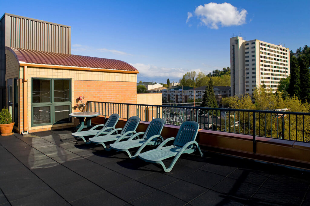 rooftop deck at collins circle apartments in portland or