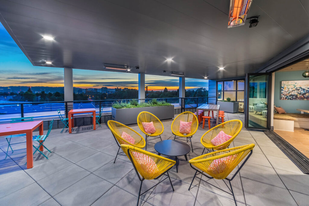 rooftop lounge at dusk with view at sandy 28 apartments in portland or